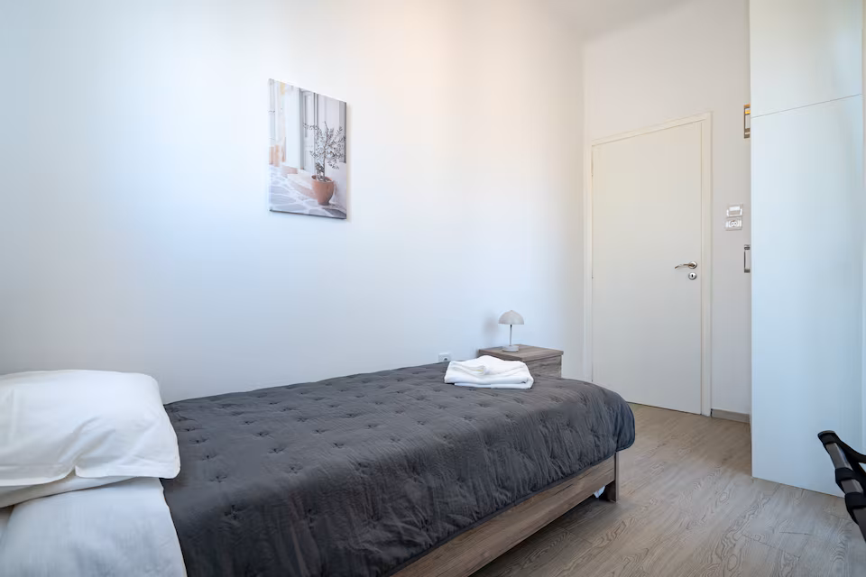 Single bedroom with desk